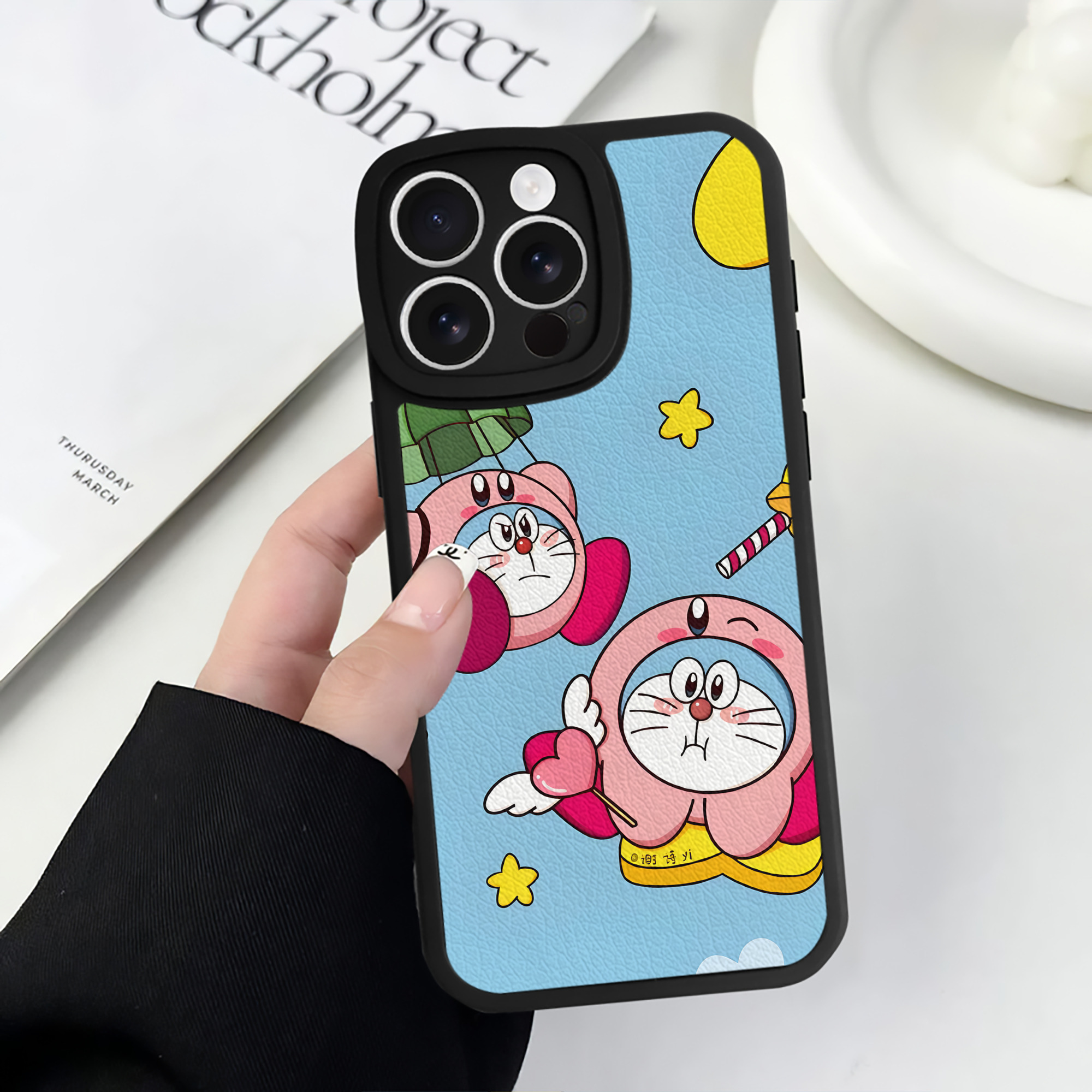 （画像用） ドラえもん Doraemon 【iPhone 16シリーズ対応】シリコンスマホケース（レザー調） 材質：シリコン